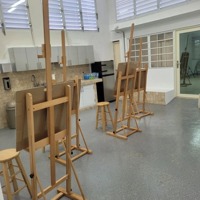 El salón de clases de Maldonado Art Class con caballetes y bancos