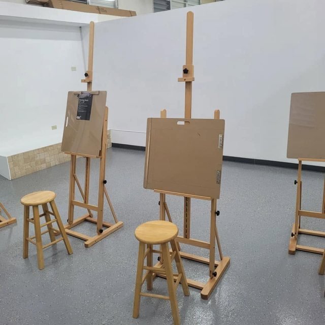 Caballetes y bancos listos para la clase