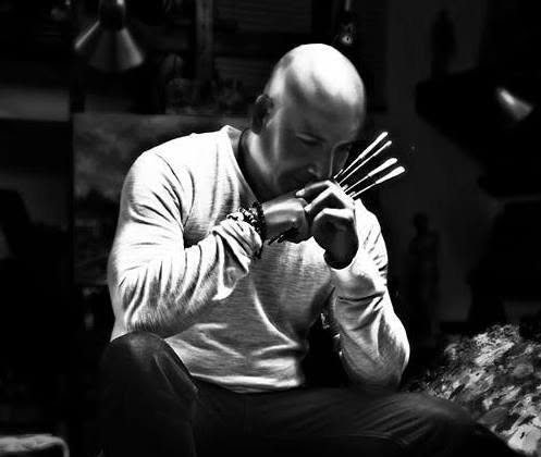 William Maldonado con sus pinceles, en blanco y negro