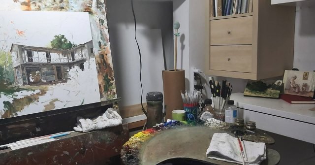 Mesa de trabajo con la paleta y una casona en proceso