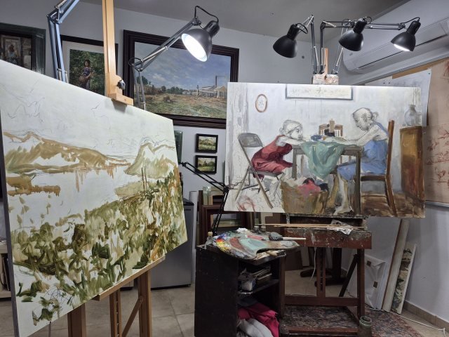 El taller de noche: «La abuela y su nieta» en el caballete y un paisaje en proceso
